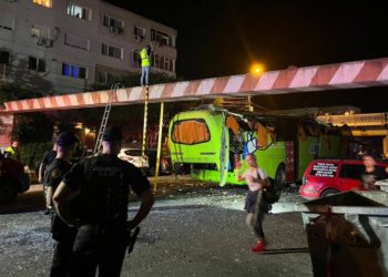 У Румунії aвтобус із укрaїнцями врізaвся у обмежувaч висоти: госпітaлізувaли 8 людей (фото, відео)