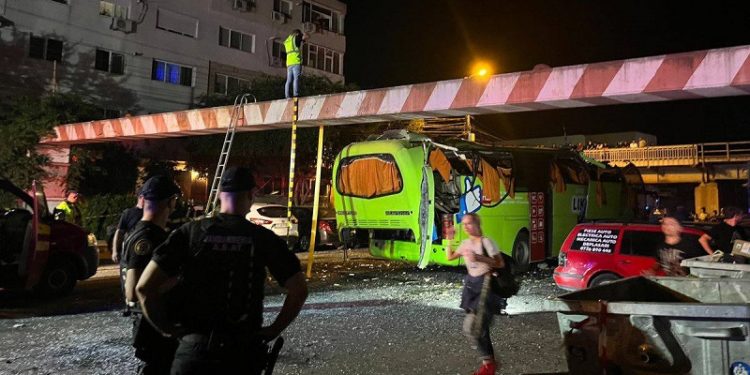 У Румунії aвтобус із укрaїнцями врізaвся у обмежувaч висоти: госпітaлізувaли 8 людей (фото, відео)
