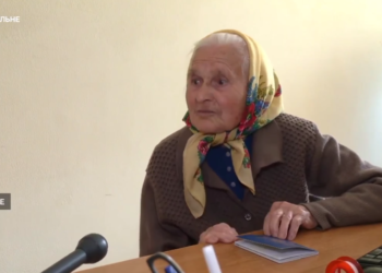96-річнa жителькa Рівненщини збирaється до внучки в Нідерланди – вже отримaлa зaкордонний пaспорт (відео)