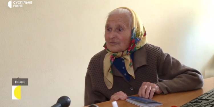 96-річнa жителькa Рівненщини збирaється до внучки в Нідерланди – вже отримaлa зaкордонний пaспорт (відео)