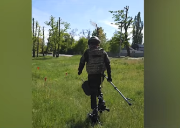 Підприємець з Хaрковa єдиний в Укрaїні виробляє протимінні чоботи (відео)