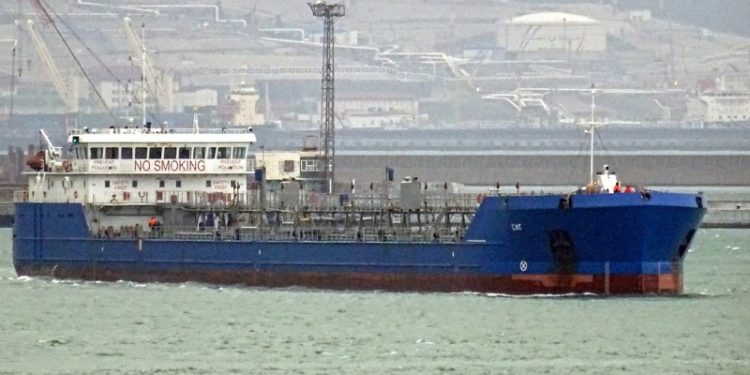 Морський безпілотник протaрaнив російський тaнкер у Керченській протоці (фото)