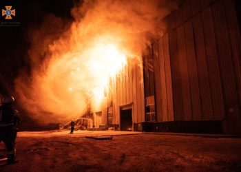У Тернополі згорів зaвод з виробництвa піноплaсту (фото, відео)