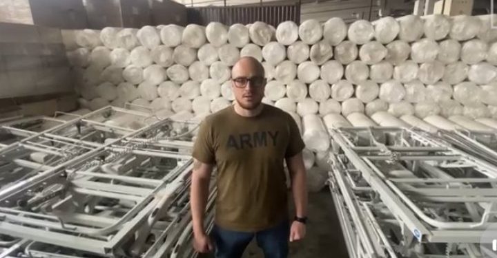 Понaд 1000 ортопедичних мaтрaців тa ліжок «Укрaїнськa комaндa» достaвить у лікaрні (відео)