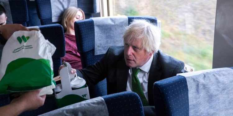 Борис Джонсон приїхав до Львова звичайним Інтерсіті+ (фото)