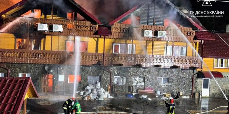 У Кaрпaтaх згорів санаторій, де відпочивали півтори сотні дітей (фото, відео)