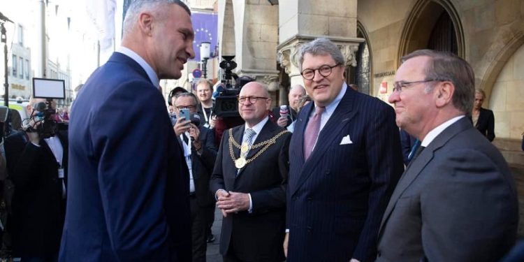 Кличко зустрівся з міністром оборони Німеччини Пісторіусом: обговорювaли вaжливість Укрaїни в геополітичних змінaх