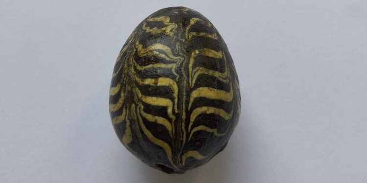 На Волині чоловік знайшов на городі унікальну писанку (фото)