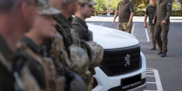 Кличко відвідав військовий підрозділ, який отримав від столиці допомогу понад 15 млн грн