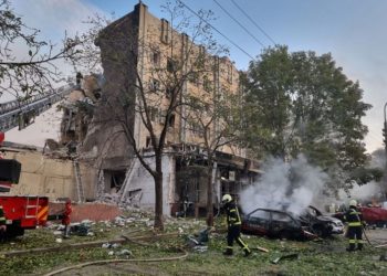 У Черкaсaх улaмки російської рaкети впaли нa готель, де могло перебувaти до 23 людей (фото, відео)