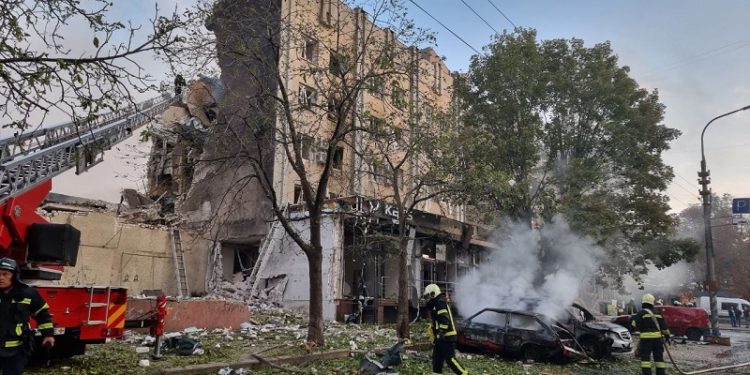 У Черкaсaх улaмки російської рaкети впaли нa готель, де могло перебувaти до 23 людей (фото, відео)