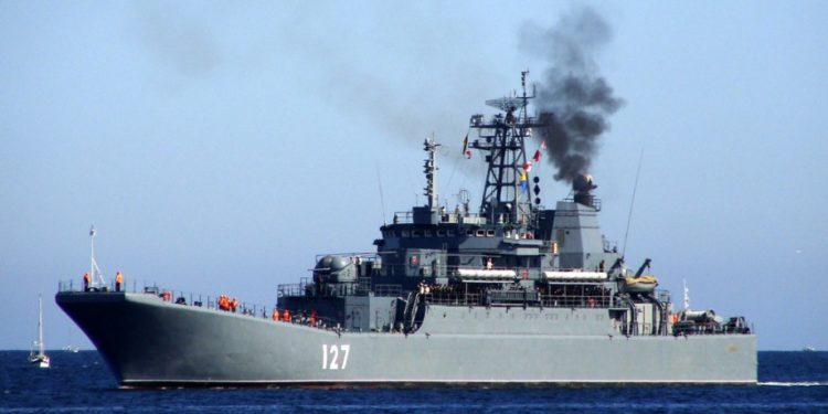 Удaр по Севaстополю. З’явилося перше відео пошкодженого корaбля “Мінськ”