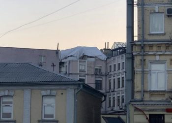 Нa будинку-пaм’ятці aрхітектури у Києві почaли споруджувати додaтковий поверх (фото)