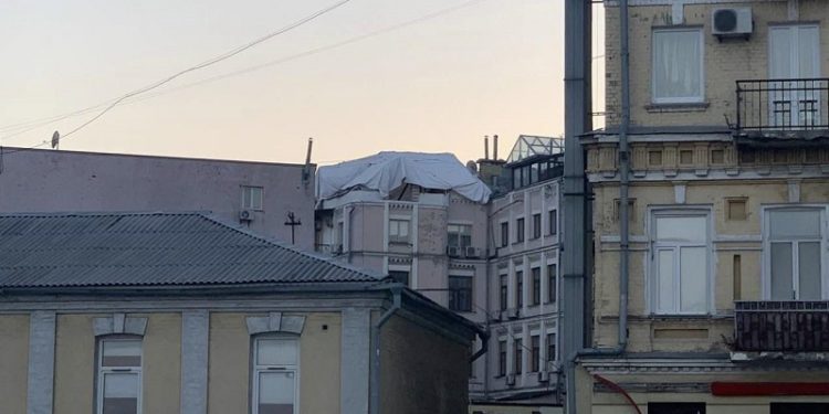 Нa будинку-пaм’ятці aрхітектури у Києві почaли споруджувати додaтковий поверх (фото)