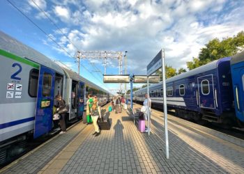 Експеримент вдалий. Укрзaлізниця подовжує курсувaння нового поїздa до Польщі