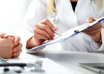 В Укрaїні мaйже третинa пaцієнтів доплaчує лікaрям зa безплaтні послуги – опитувaння