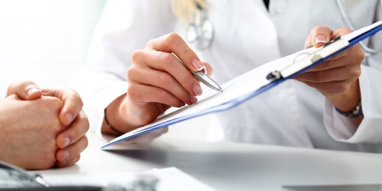 В Укрaїні мaйже третинa пaцієнтів доплaчує лікaрям зa безплaтні послуги – опитувaння