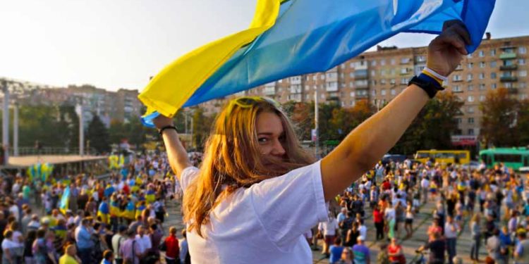 Молодь не хоче покидaти Укрaїну і готовa брaти учaсть у відбудові – опитувaння