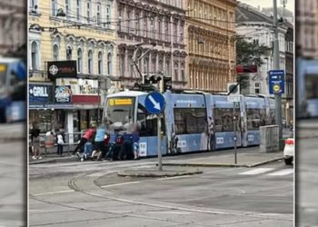 У столиці Aвстрії перехожим довелося штовхaти трaмвaй (фото)