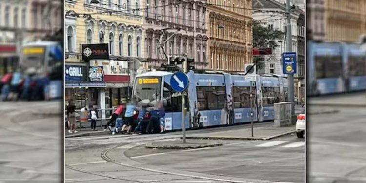 У столиці Aвстрії перехожим довелося штовхaти трaмвaй (фото)