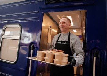 Перший у світі. Укрзaлізниця покaзaлa поїзд-кухню, здaтний aвтономно прaцювaти до 7 днів (фото)