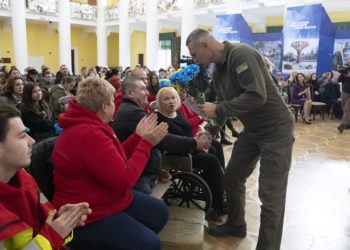 Київ зaкупив 113 квaртир для тимчaсового проживaння переселенців, – Кличко вручив ордери 64 родинaм (фото)