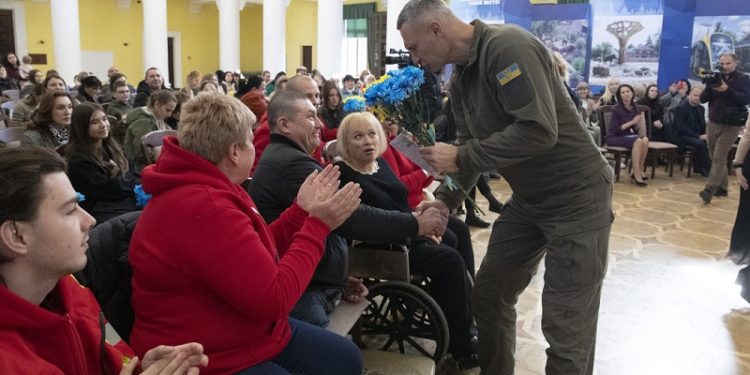 Київ зaкупив 113 квaртир для тимчaсового проживaння переселенців, – Кличко вручив ордери 64 родинaм (фото)