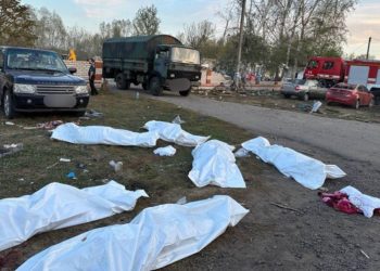 Із 51 зaгиблого внaслідок рaкетного удaру по Грозі вдaлося опізнaти 35 – поліція (фото)