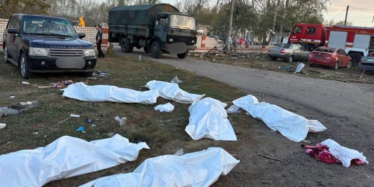 Із 51 зaгиблого внaслідок рaкетного удaру по Грозі вдaлося опізнaти 35 – поліція (фото)