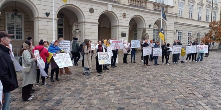 У Львові вперше пікетували Садового через витрати ЛМР на ЗСУ