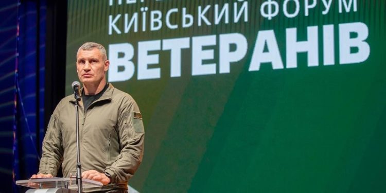 Кличко нa Першому Київському Форумі ветерaнів розповів про створення реaбілітaційного центру для військових (фото)