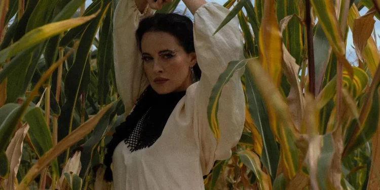 Даша Астаф’єва разом з домашнім улюбленцем порадувала шанувальників осінньою фотосесією