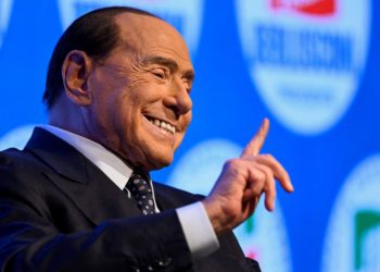 Спадкоємці експрем’єра Італії, що був другом Путіна, збираються спалити 25 тисяч його картин