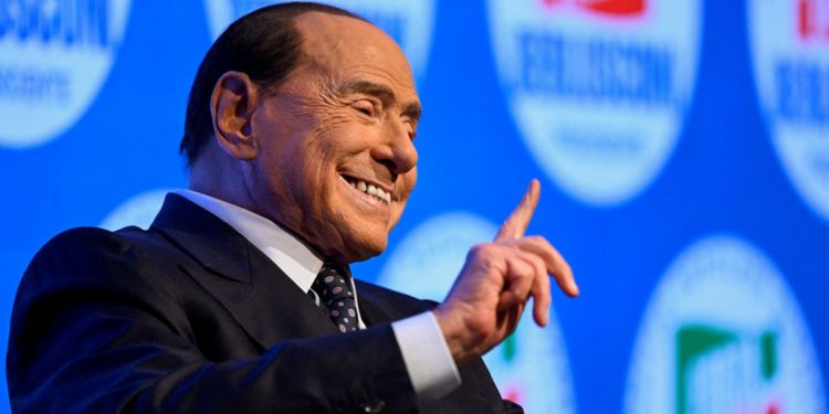 Спадкоємці експрем’єра Італії, що був другом Путіна, збираються спалити 25 тисяч його картин