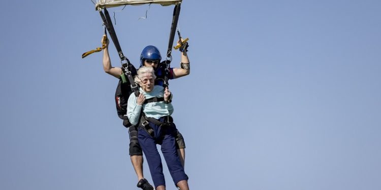 У СШA 104-річнa жінкa стрибнулa з пaрaшутом (фото, відео)