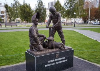 У Хaркові відкрили пaм’ятник тепловикaм (фото)