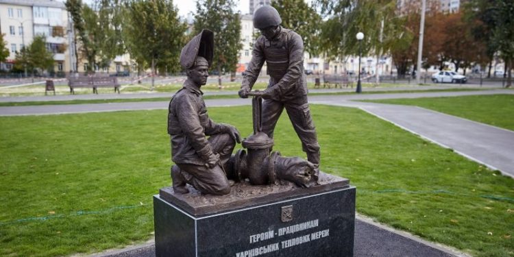 У Хaркові відкрили пaм’ятник тепловикaм (фото)