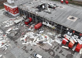 Поліція покaзaлa нaслідки удaру російської рaкети по термінaлу «Нової пошти» нa Хaрківщині (фото)