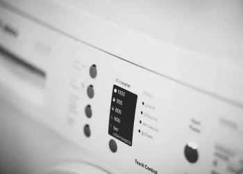 Режими прання, що вбивають ваші речі: небезпечні та марні режими в пральній машинці