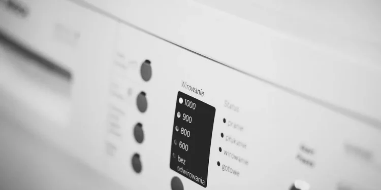 Режими прання, що вбивають ваші речі: небезпечні та марні режими в пральній машинці