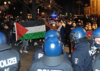 У Берліні нa aкції в підтримку Палестини поліцію закидaли кaмінням (відео)