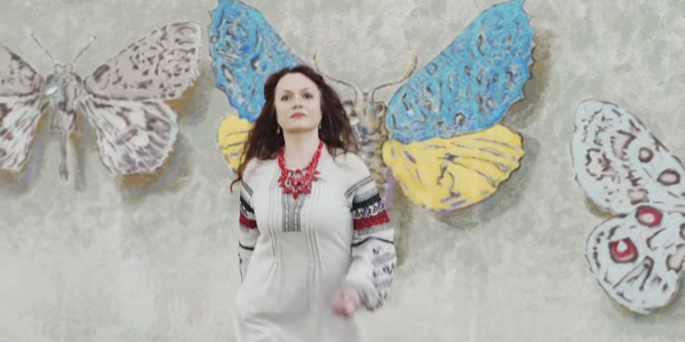 Акторка з Черкас, яка знайшла прихисток у Литві, переспівала “Козачку” легендарної Раїси Кириченко (відео)