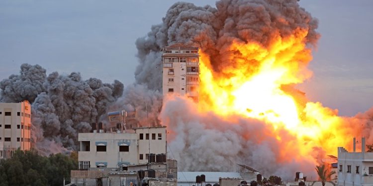 Евакуації із Гази потребують майже 300 українців, є поранені – посол