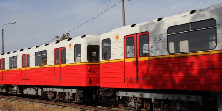 Варшава передала Києву ще 12 вагонів метро (фото, відео)
