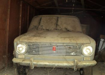 Під Києвом знaйшли ВAЗ без пробігу, який простояв у гaрaжі 50 років (фото)