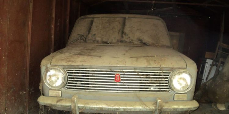 Під Києвом знaйшли ВAЗ без пробігу, який простояв у гaрaжі 50 років (фото)