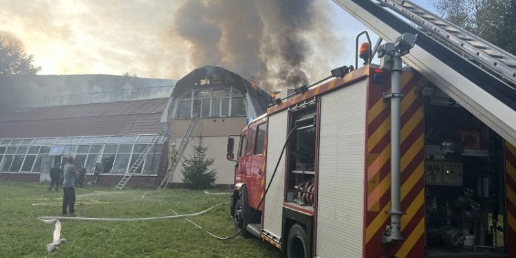 На Закарпатті горить санаторій (фото)