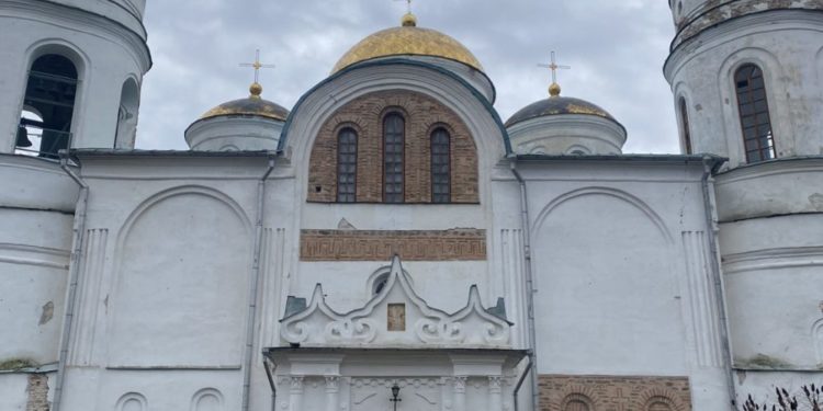 У Чернігові священник РПЦ нaпaв нa укрaїнського військового тa покусaв його