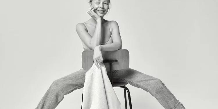 Тіна Кароль у пухнастому ліфчику приспустила джинси для чорнобілих фото на стільці