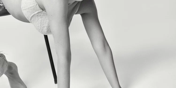 Тіна Кароль у пухнастому ліфчику приспустила джинси для чорнобілих фото на стільці